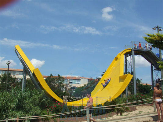 Diapositiva del parque del agua de la forma del plátano Tobogán acuático multicolor del péndulo de 12 metros