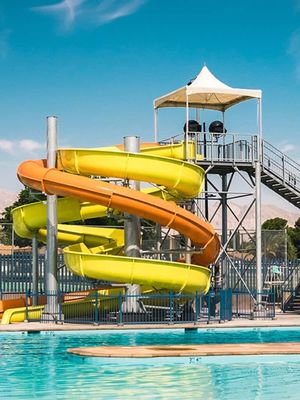 Parque de entretenimiento agua divertida equipo deportivo piscina al aire libre con tubo espiral tobogán de juegos