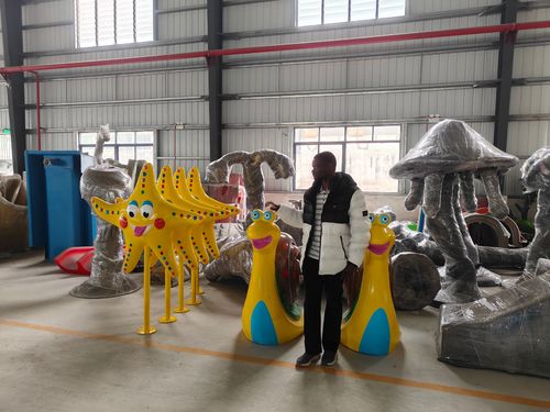 Últimas noticias de la empresa sobre Representantes del contratista de los resorts africanos visitaron el taller de producción de nuestra fábrica para inspeccionar el proceso de fabricación de toboganes acuáticos.