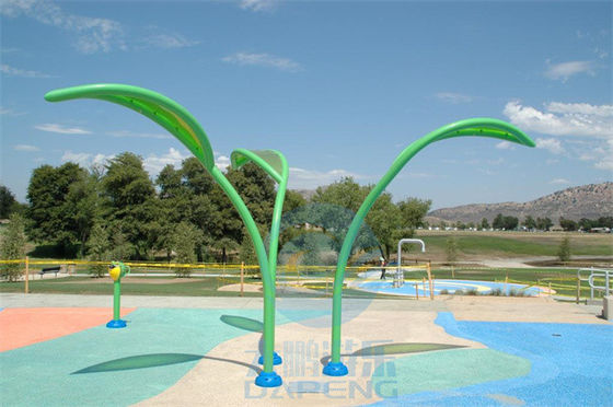 El espray mojado al aire libre del parque del agua del verano de los juegos del agua del patio se va - verde