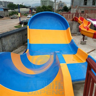 Un buen precio. Pequeña diapositiva de la piscina de la fibra de vidrio de los niños del tobogán acuático del bumerán en línea