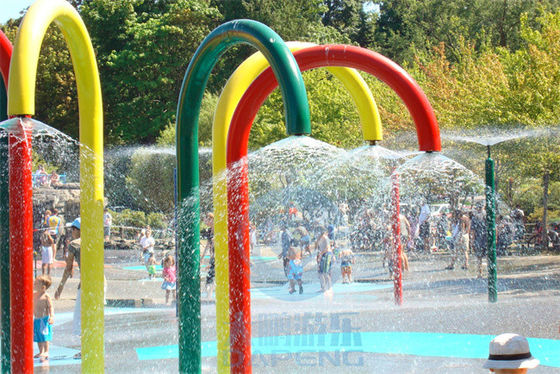 Un buen precio. El sistema de rociadores al aire libre del agua del cojín 304L del chapoteo del agua del patio modificó para requisitos particulares en línea