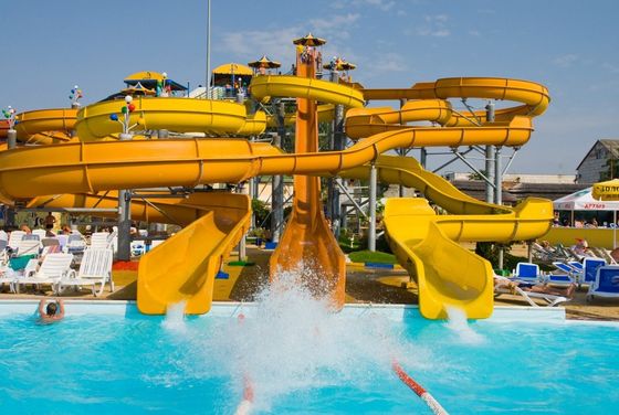 Un buen precio. OEM Parque de diversiones Piscina paseos Gran juego Fibra de vidrio tobogán acuático en línea