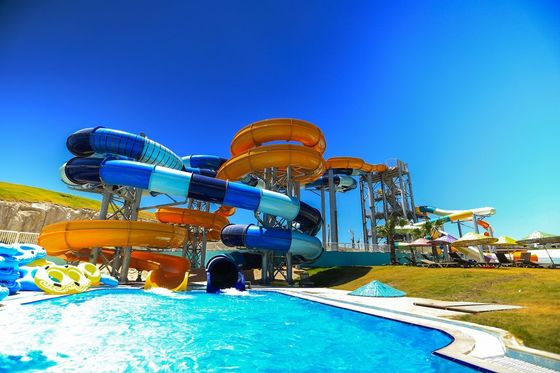 Un buen precio. 12 mm de espesor Fibra de vidrio tobogán acuático Parque acuático al aire libre Equipo de juego para piscina en línea