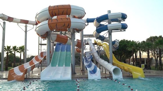 Un buen precio. Equipo de entretenimiento OEM Conjunto de tobogán de agua de fibra de vidrio para piscina en línea