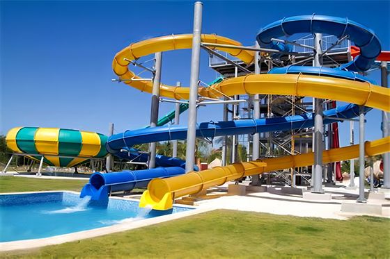Un buen precio. Equipo de juegos de parque acuático al aire libre grandes grupos de toboganes de vidrio de fuego en línea