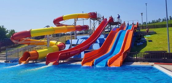 Un buen precio. Parque de juegos acuáticos tobogán de fibra de vidrio para piscina sobre el suelo en línea