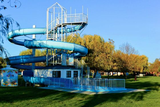Un buen precio. Entretenimiento al aire libre Parque acuático diseño paseos infantiles equipo de juego tobogán acuático de fibra de vidrio en línea