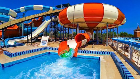 Un buen precio. Parque acuático Piscina de fibra de vidrio Aqua tubo espiral tobogán en línea