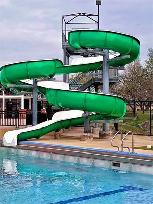 Un buen precio. Slide de fibra de vidrio en espiral para adultos Equipo de piscina en línea