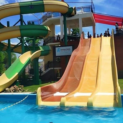 Un buen precio. Parque acuático de juegos al aire libre Equipo Parque de juegos tobogán acuático de fibra de vidrio en línea