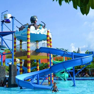 Un buen precio. Niños en la piscina en el suelo pasear por el tobogán de fibra de vidrio para el parque acuático en línea