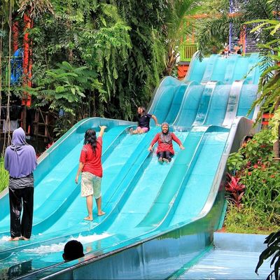Un buen precio. OEM Parque de juegos acuáticos al aire libre Fibra de vidrio tubo tobogán acuático para niños en línea