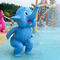 Los niños juegan elefante de los esprayes de agua de la piscina el pequeño, animal derecho de la fibra de vidrio - azul