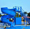Los juegos al aire libre resbalan para los niños riegan la piscina de Mini Park Aqua Games Children