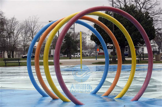 Los niños riegan los anillos del agua del parque rocían los juguetes, 4 pedazos como sistema