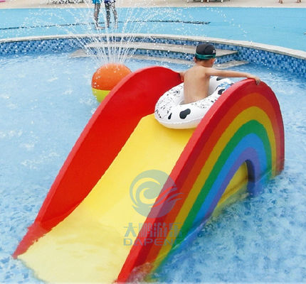 Un buen precio. Anchura los 0.6m de la altura el 1.1m de los toboganes acuáticos de Mini Splash Pad Children Fibreglass del arco iris en línea
