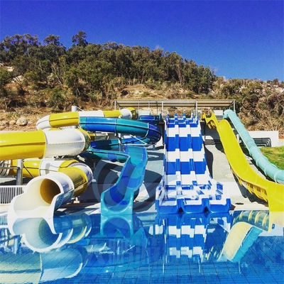 Los toboganes acuáticos grandes RoHS de la piscina de los adultos combinados de los niños del tobogán acuático del centro turístico de FRP aprobaron