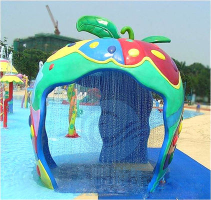 Las fuentes y las cascadas de la piscina de Apple riegan la fibra de vidrio de la casa para los niños