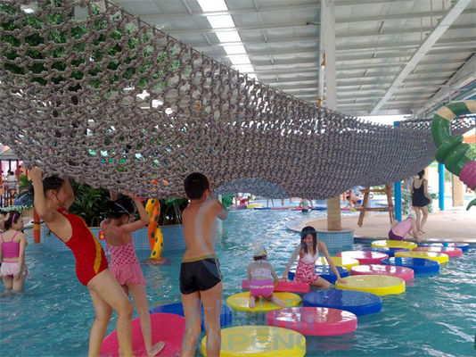 Río del parque del agua y puente de flotación perezosos de la piscina con la red que sube