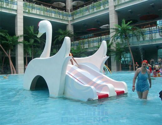 El cojín del chapoteo de la diapositiva de la piscina de la fibra de vidrio del tobogán acuático de los niños del cisne modificó para requisitos particulares