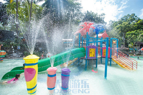 El cojín del chapoteo de la lluvia del parque de la aventura juega el sistema del espray de la fuente de la columna de la fibra de vidrio