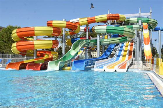 Un buen precio. Corrosión comercial Fade Proof For Hotel del racimo del tobogán acuático de la piscina en línea