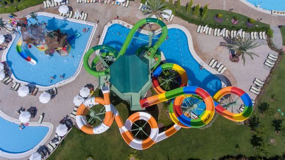 Parque temático de atracciones Gran equipo de juego por encima de la piscina de la pista de patinaje niños