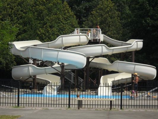 Un buen precio. Entretenimiento Niño Parque acuático Equipo Niños jugando diapositivas en línea