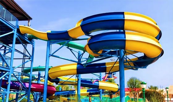 Parque acuático de fibra de vidrio para 4 personas Deslizamiento al aire libre Entretenimiento Parque acuático Juegos Atletismo