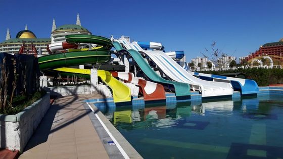 Parque acuático de atracciones Juego Gran tobogán de fibra de vidrio a la venta