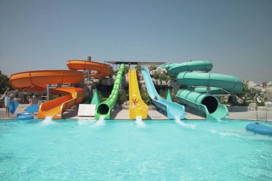 Parque acuático de diversiones monta grandes toboganes de fibra de vidrio para el precio de la piscina