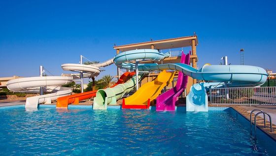 12 mm de espesor Fibra de vidrio toboganes de piscina Parque temático comercial Equipo de parque infantil