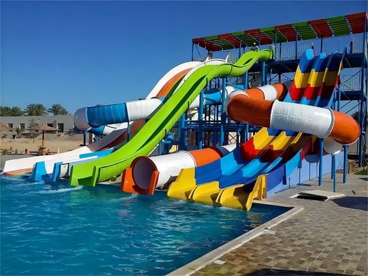 1 Personas juegan juegos de toboganes del parque acuático Equipo de toboganes de fibra de vidrio