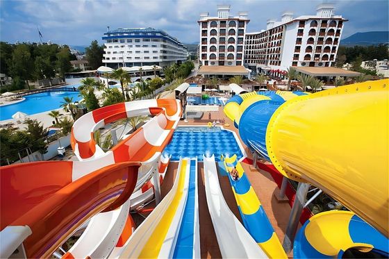 Parque de diversiones acuáticos al aire libre Adultos Piscina de agua Fibra de vidrio tobogán