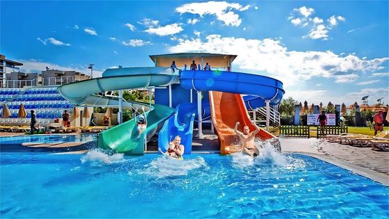 ODM Parque acuático al aire libre Entretenimiento Deportes Piscina Fibra de vidrio tobogán para niños