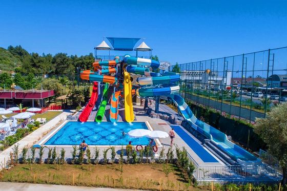 Parque acuático comercial al aire libre Juguetes de piscina Fibra de vidrio acuática tobogán para niños