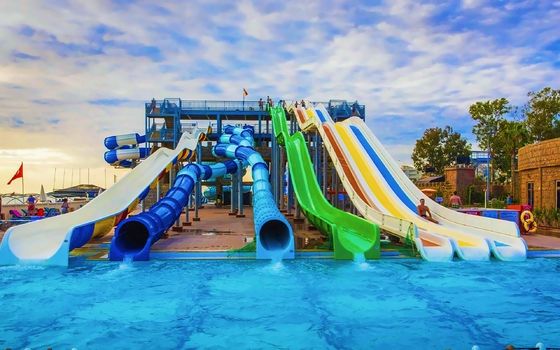 OEM Parque acuático Juegos acuáticos para niños Juegos deportivos Atracciones de diversión Espiral de la piscina toboganes