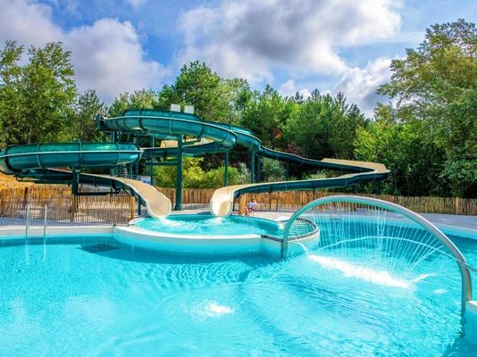 Piscina comercial al aire libre con tubo de fibra de vidrio en espiral y tobogán de agua