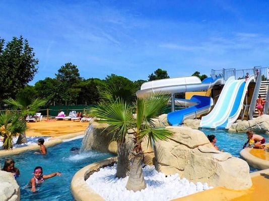 ODM Parque de juegos acuático al aire libre Equipo de piscina Fibra de vidrio tobogán para niños