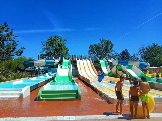 Los niños juegan juegos acuáticos de diversión Fibra de vidrio para la piscina