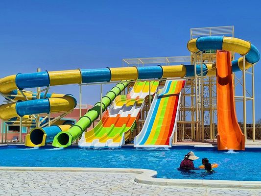 Parque acuático de diversiones Piscina de agua Grupo de toboganes en espiral para niños