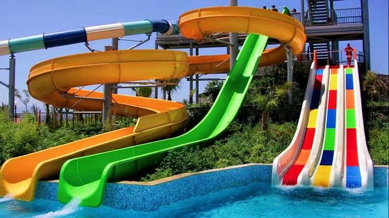 Conjunto de toboganes acuáticos de diseño de piscina comercial al aire libre