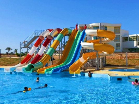 Los accesorios para toboganes de agua de la piscina para adultos incluyen sistema de suministro y tratamiento de agua