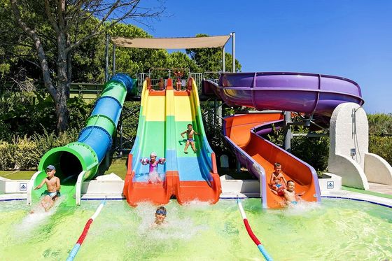 Tasa de flujo de agua Equipo de piscina y accesorios con tobogán de parque acuático de acero galvanizado y fibra de vidrio