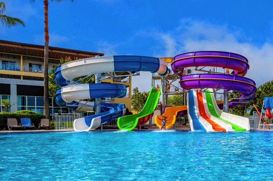 Parque acuático de diversiones piscina al aire libre niños montar diapositivas de fibra de vidrio