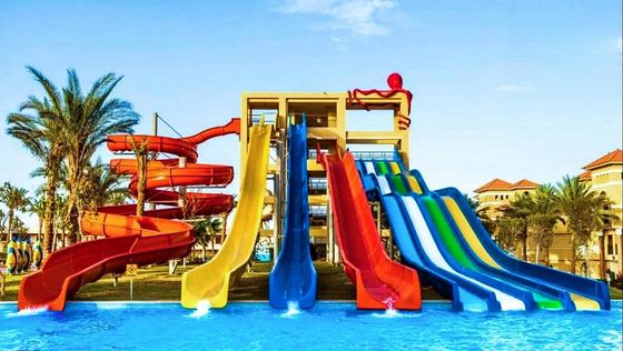 Juegos acuáticos Parque de juegos Fibra de vidrio tobogán en espiral Para niños Piscina
