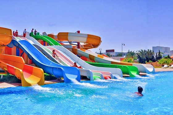 Parque acuático de diversiones Equipo de juegos acuáticos enormes Fibra de vidrio tubo espiral de agua de tobogán