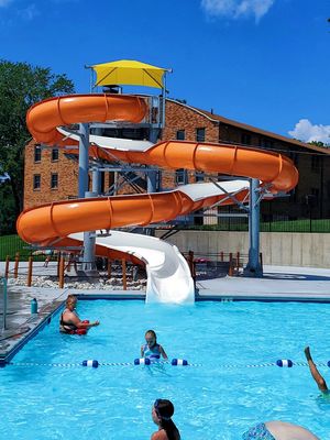 Parque acuático comercial Juego de entretenimiento acuático naranja Espiral de una sola diapositiva para adultos