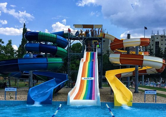 Casa de agua al aire libre Piscina de entretenimiento Paseos deportivos tobogán de fibra de vidrio para niños